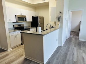 Geladeira, micro-ondas, fogão, cooktop