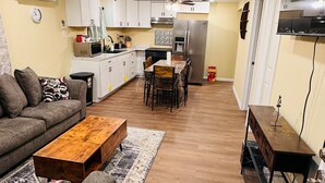 Un apartamento moderno con sala de estar, comedor y cocina.