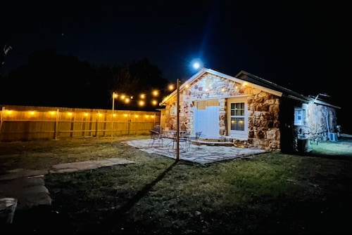 Welcome to Cozy Stone Cottage 3 bedrooms and 1 bathroom house.