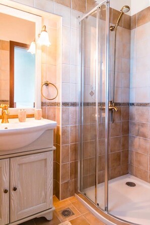 Regadera, toallas, jabón, shampoo 