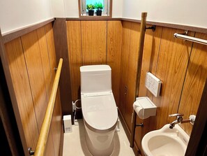 Ducha, secador de pelo, toallas y jabón