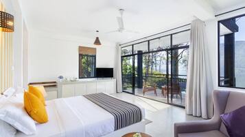 In-room safe, soundproofing, iron/ironing board, free WiFi