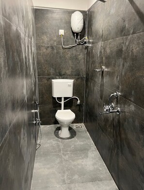 Habitación Deluxe | Baño | Ducha, toallas, jabón y champú