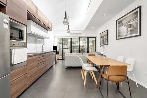 4BR 4mins to light rail 9mins FishMarket