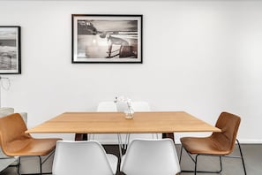 In-room dining - 4BR 4mins to light rail 9mins FishMarket (Pyrmont)