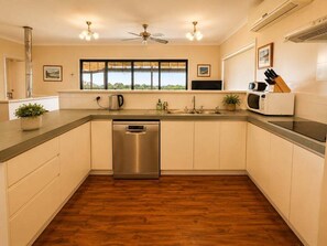 Fridge, microwave, oven, stovetop - Meelup Ridge –5BR Family Home in Dunsborough (Dunsborough)