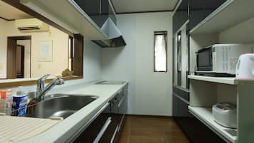 Superior Apartment | Private kitchen | Fridge, microwave, stovetop, cookware/dishes/utensils