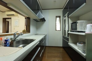 Superior Apartment | Private kitchen | Fridge, microwave, stovetop, cookware/dishes/utensils
