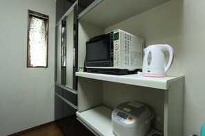 Superior Apartment | Private kitchen | Fridge, microwave, stovetop, cookware/dishes/utensils