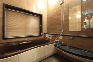 Superior Apartment | Bathroom | Deep-soaking bathtub, hair dryer, slippers, electronic bidet - hitahostel (Hita)