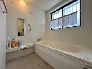 Family Apartment, Balcony | Bathroom | Deep-soaking bathtub, hair dryer, slippers, electronic bidet - hitahostel (Hita)