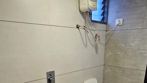 Ein Badezimmer mit Toilette, Waschbecken und Dusche.