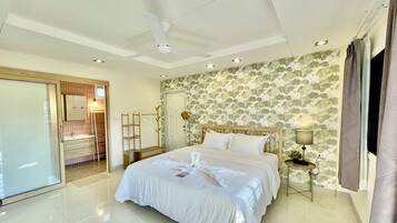 Deluxe Double Room, 1 King Bed, Non Smoking, Refrigerator | Free WiFi