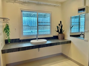 Habitación Confort doble, 1 cama de matrimonio grande, no fumadores, frigorífico | Baño | Ducha, artículos de higiene personal ecológicos, toallas y jabón