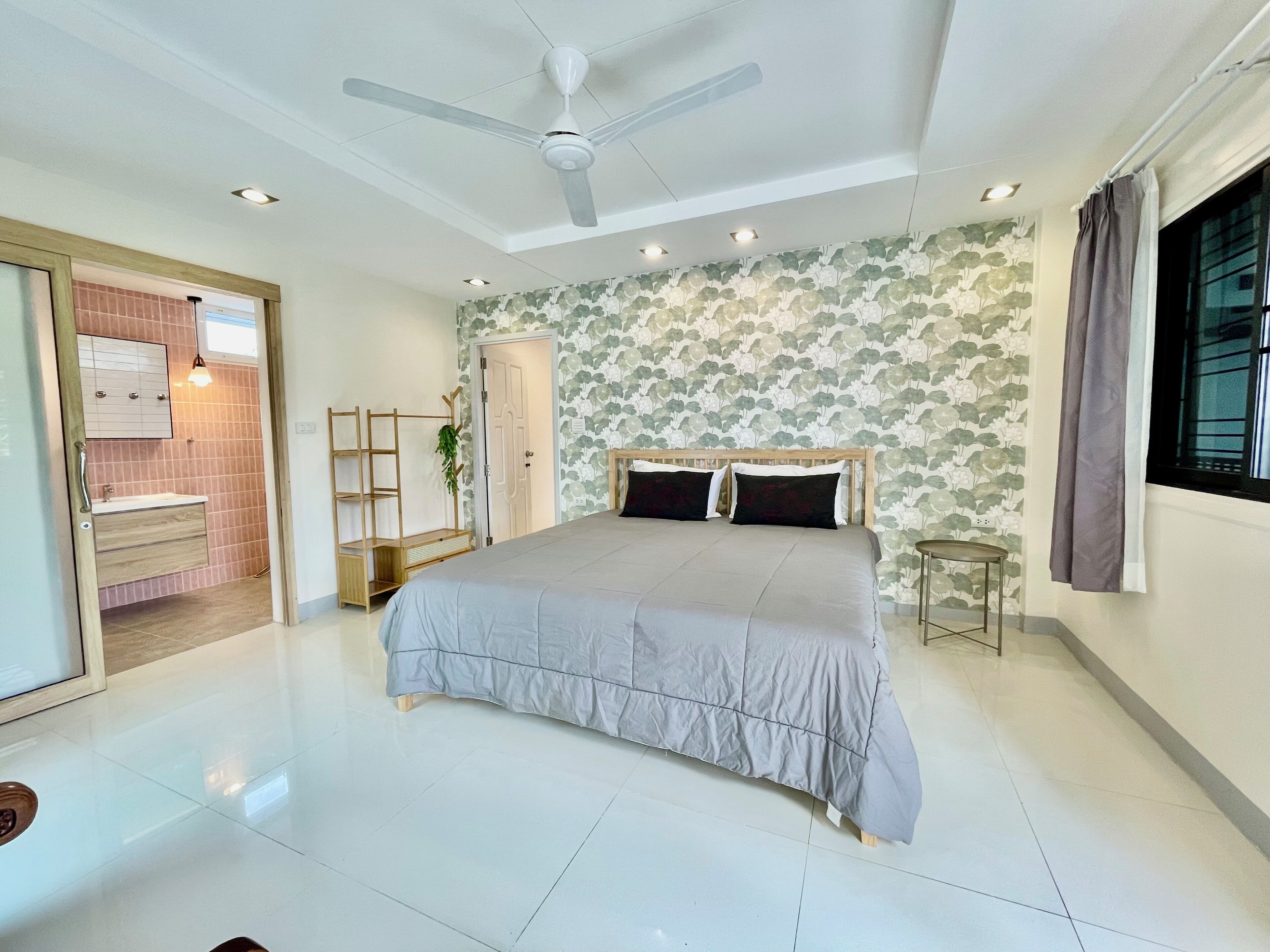 Chambre Double Deluxe, 1 très grand lit, non-fumeurs, réfrigérateur | Wi-Fi gratuit