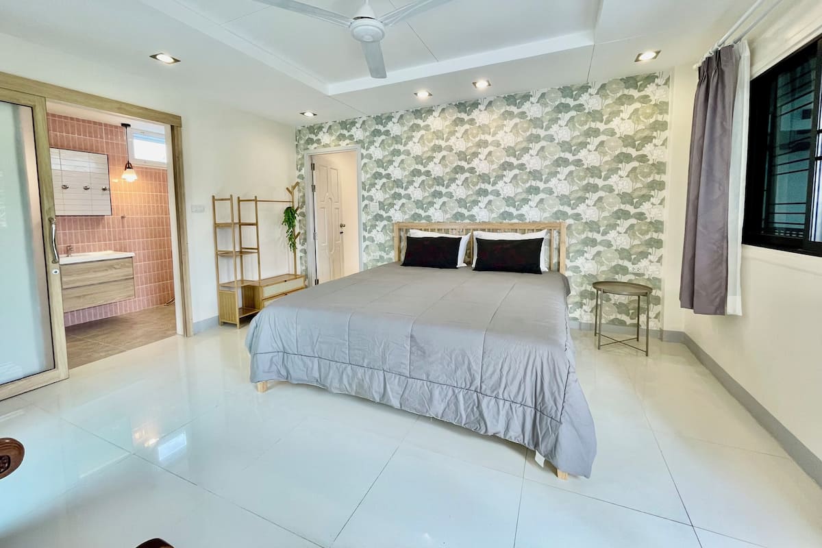 Chambre Double Deluxe, 1 très grand lit, non-fumeurs, réfrigérateur | Wi-Fi gratuit