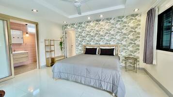 Deluxe Double Room, 1 King Bed, Non Smoking, Refrigerator | Free WiFi