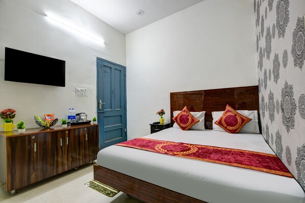 Deluxe Double Room | Hypo-allergenic bedding, laptop workspace, free WiFi, bed sheets
