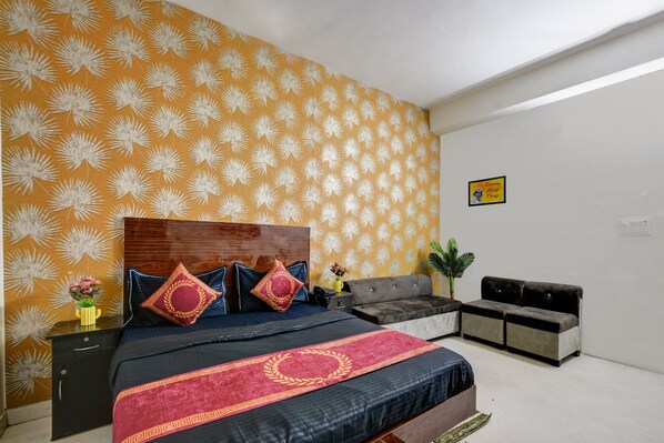 Family Room | Hypo-allergenic bedding, laptop workspace, free WiFi, bed sheets - Hotel ALLEN STAY Uttam Nagar (New Delhi)