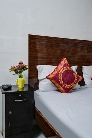 Ropa de cama hipoalergénica y espacio para trabajar con laptop