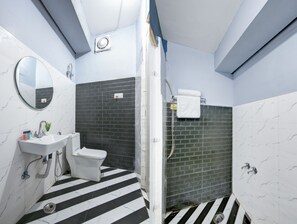 Deluxe Double Room | Bathroom | Shower, rainfall showerhead, free toiletries, towels