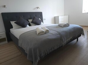 7 Schlafzimmer, Babybetten