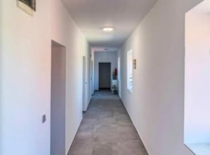 7 chambres, chambres insonorisées, lits bébé (en supplément)