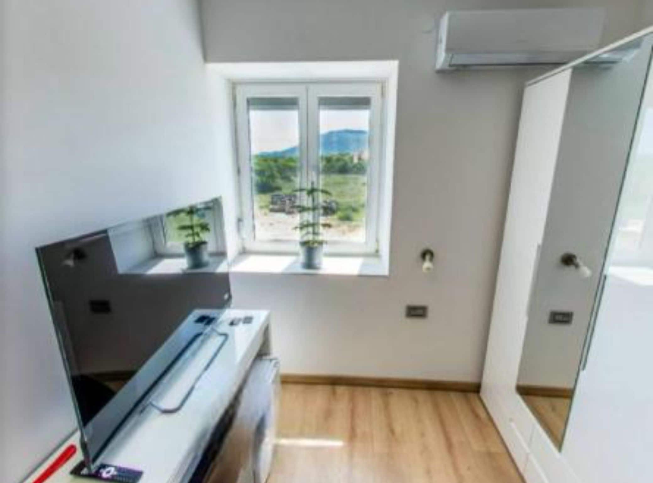 7 bedrooms, soundproofing, cots/infant beds