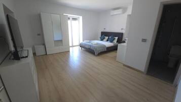 Triple Room (Triple Room 1) | 7 bedrooms, cribs/infant beds