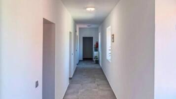 7 bedrooms, cribs/infant beds
