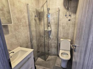 Shower, towels - Rooms Burnum (Biskupija)