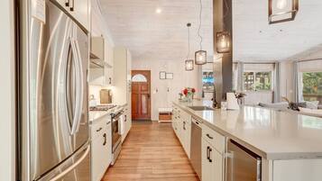 Coffee/tea maker, fridge, microwave, oven
