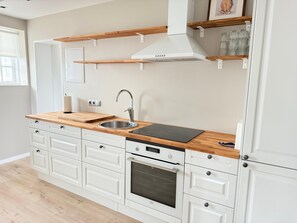 ثلاجة، فرن، مستلزمات طهي/أطباق/أوعية