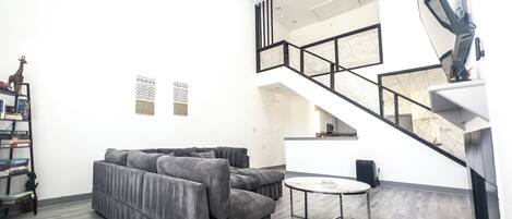 スマートテレビ、暖炉、DVD プレーヤー、書庫