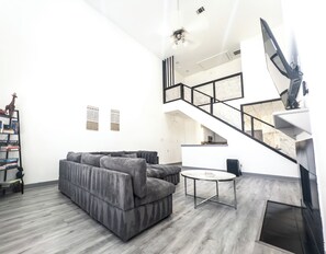 Smart-TV, Kamin, DVD-Player, Bücher