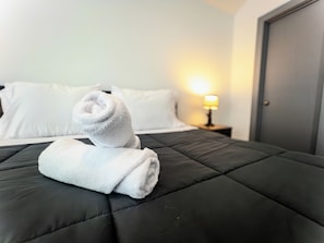 3 chambres, bureau, Wi-Fi gratuit, draps fournis