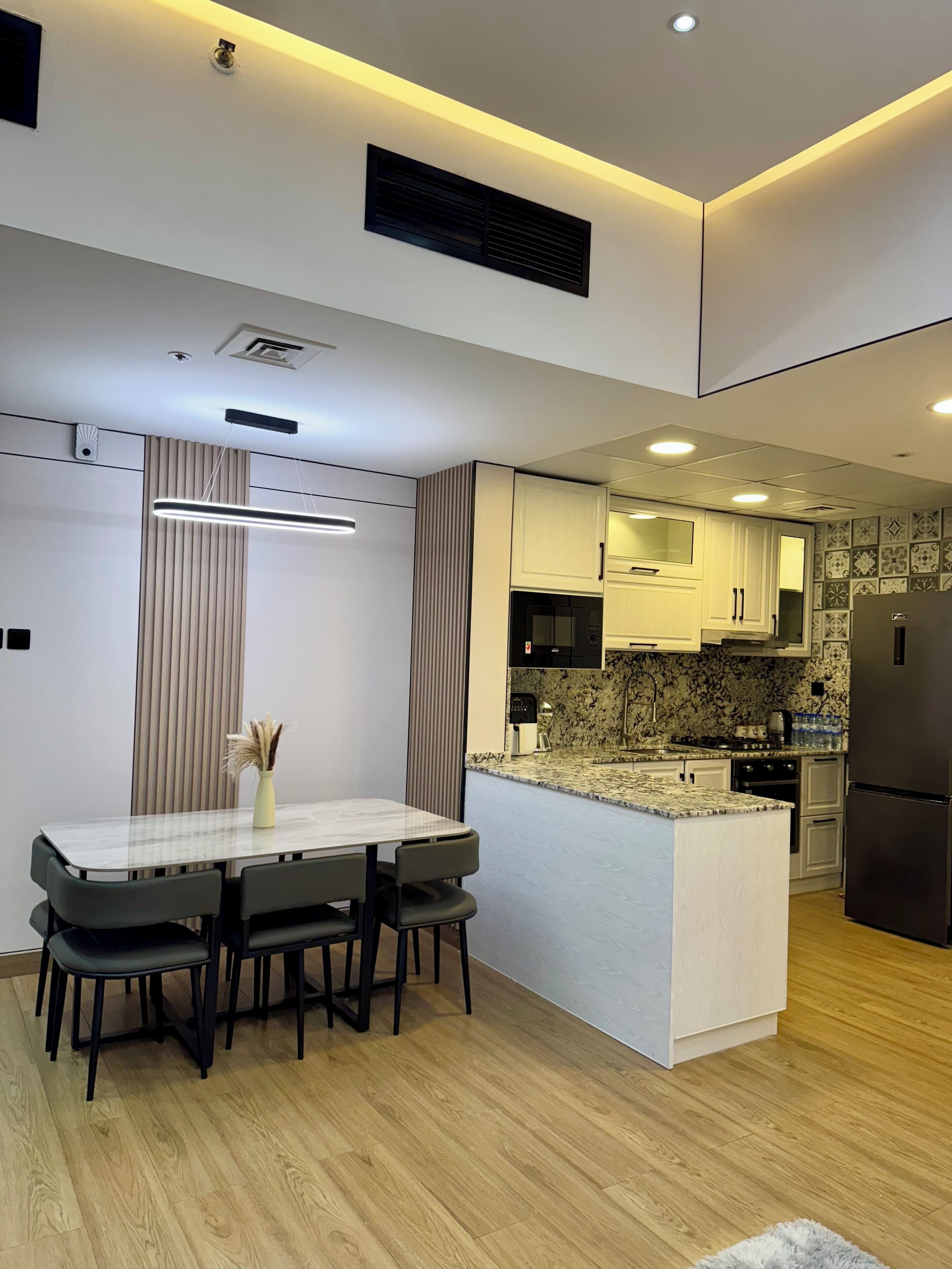 Refrigerador, microondas, horno, placa de cocina