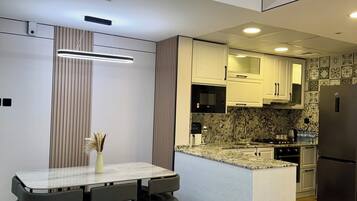 Frigorifero, microonde, forno, piano cottura