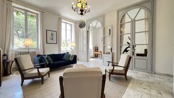 Télévision, cheminée