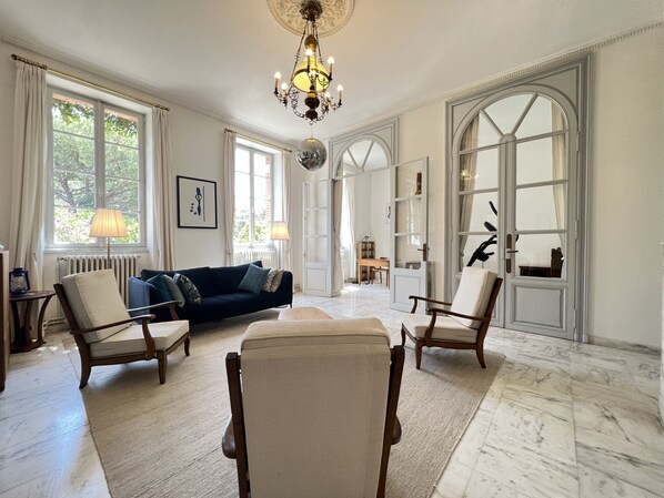 Televisie en een open haard