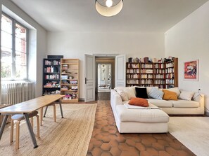 Televisie en een open haard