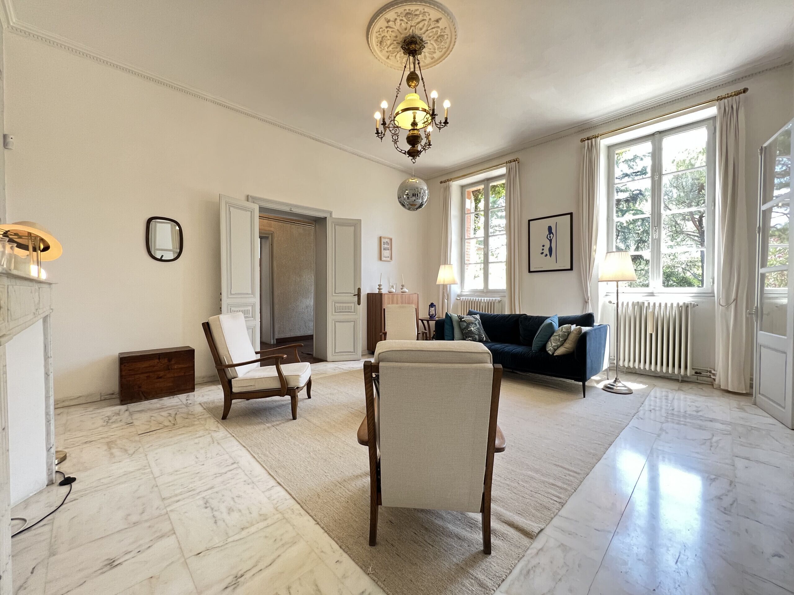 Televisión y chimenea 