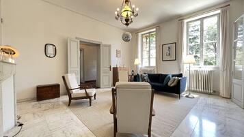 Télévision, cheminée