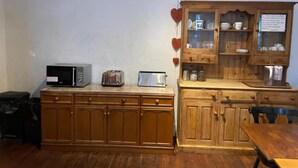 Eine Küchenzeile mit Mikrowelle, Toaster und Schränken.