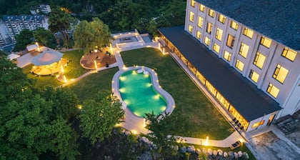 Yunfu Mid Hill Resort Hotel