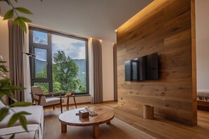 Deluxe Suite, Hill View | Desk, free WiFi