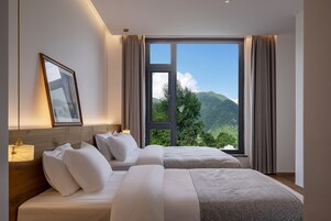 Comfort-Doppel- oder -Zweibettzimmer, Zimmerreinigung, Hügelblick | Schreibtisch, kostenloses WLAN