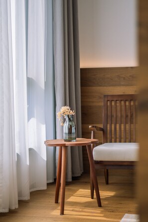Suite Deluxe, vistas a la colina | Escritorio y wifi gratis