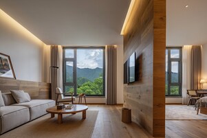 Deluxe-Suite, Hügelblick | Schreibtisch, kostenloses WLAN