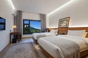 Comfort Double or Twin Room, Housekeeping, Hill View | Desk, free WiFi - Yunfu Mid Hill Resort Hotel (Shennongjia)
